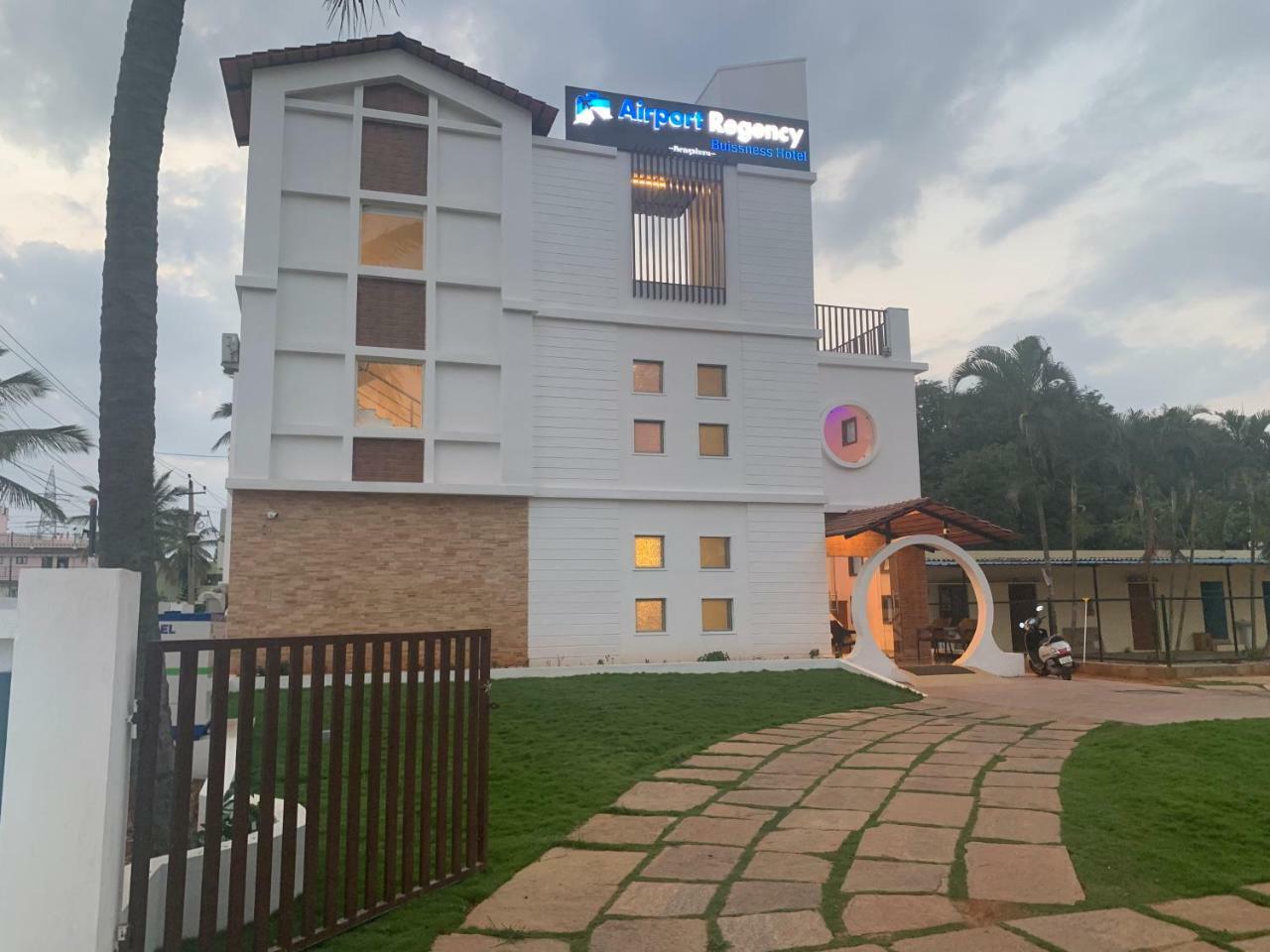 Airport Regency Hotell Devanahalli Exteriör bild